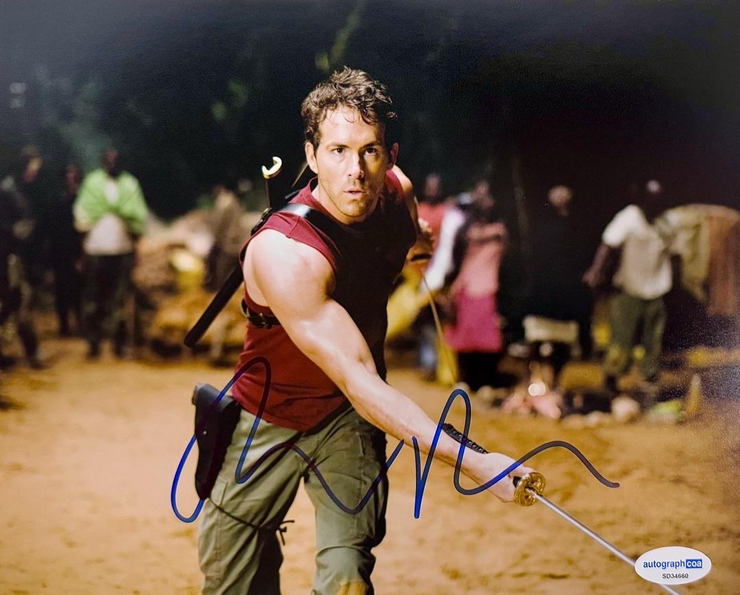 Ryan Reynolds Signed 8x10 Photo (Deadpool) - ACOA